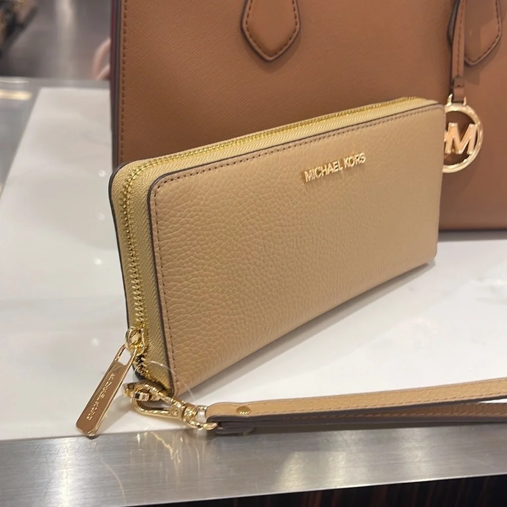 MICHAEL KORS LARGE TRAVEL CONTINENTAL WRISTLET WALLET PHONEHOLDER CAMEL
